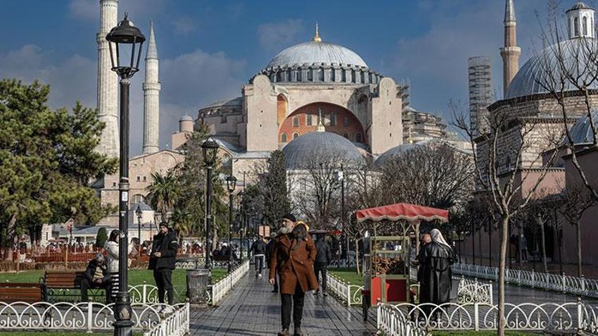 Kedi 'reis' sahibinin omzunda İstanbul'u keşfediyor