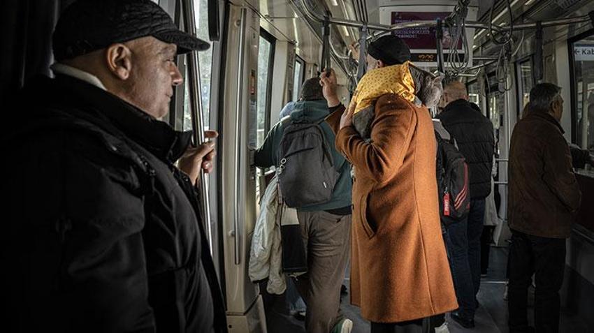 Kedi 'reis' sahibinin omzunda İstanbul'u keşfediyor