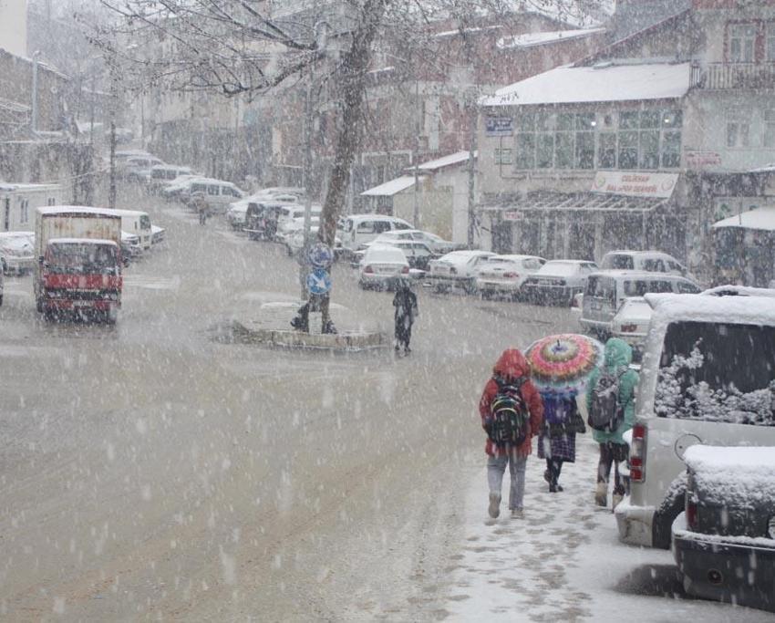 Lapa lapa kar yağışı ve fırtına geliyor sıcaklıklar 5 derece düşüyor! Meteoroloji çığ ve donma olaylarına karşı uyardı