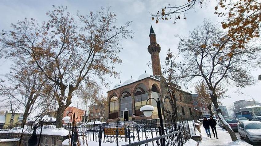 Lapa lapa yağıyor! Kar Marmara'ya giriş yaptı, İstanbul dahil çok sayıda il için yeni uyarı