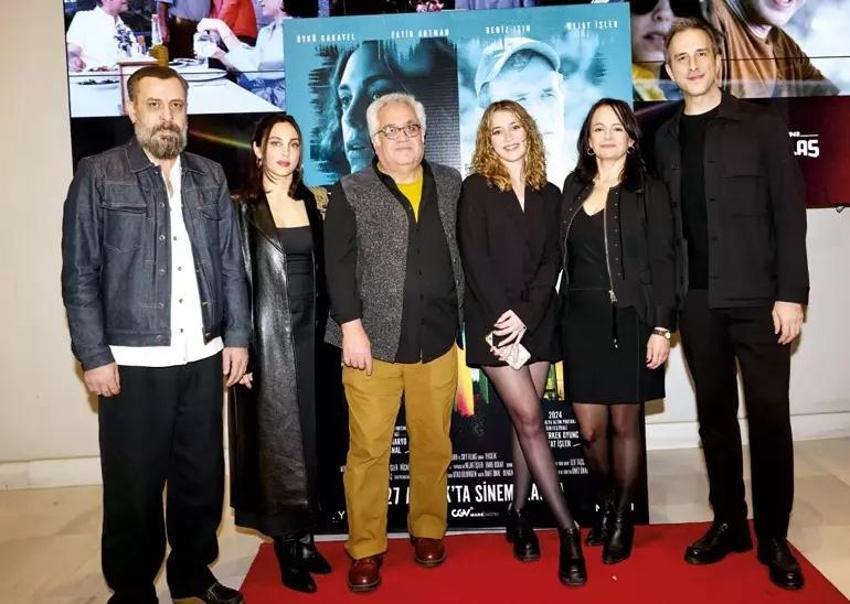 Set arkadaşlığı aşka döndü! Rıza Kocaoğlu ve Sera Kutlubey galaya birlikte katıldı