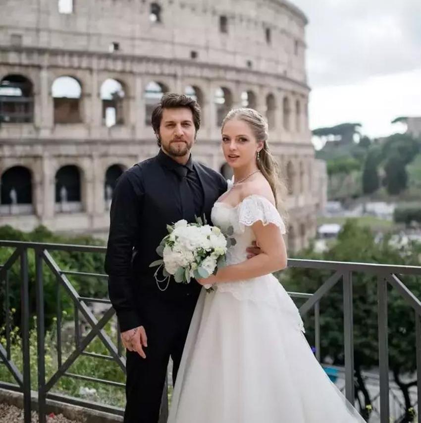 Bir yıllık aşkta mutlu son! Karadağ'da evlendiler...