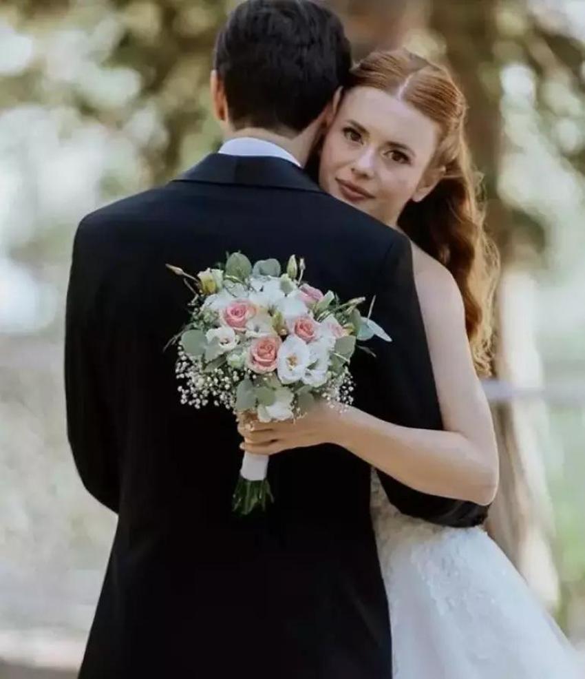 Bir yıllık aşkta mutlu son! Karadağ'da evlendiler...