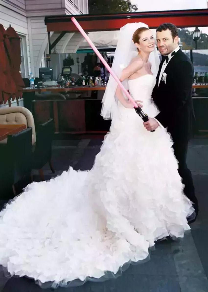 Bir yıllık aşkta mutlu son! Karadağ'da evlendiler...