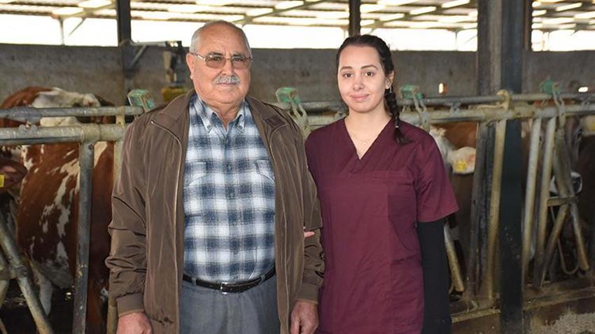 İzmir'de çiftliğini torununa devretmeye hazırlanan dede, şimdiden eğitim veriyor