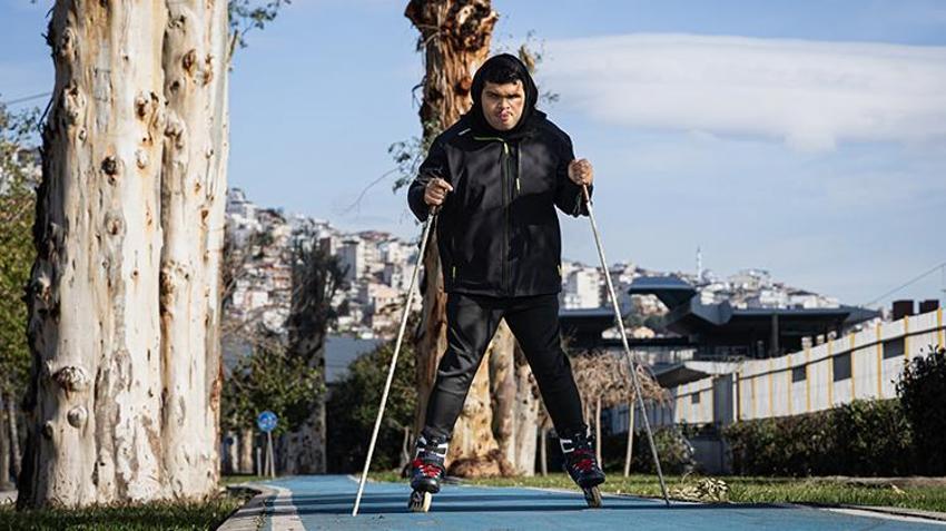 İzmir'de kayak sporcusunun antrenmanı 'düşük bütçeli kış tatili' diye paylaşılmıştı! Olayın arkasında duygulandıran bir hikaye ortaya çıktı