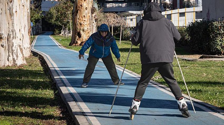 İzmir'de kayak sporcusunun antrenmanı 'düşük bütçeli kış tatili' diye paylaşılmıştı! Olayın arkasında duygulandıran bir hikaye ortaya çıktı