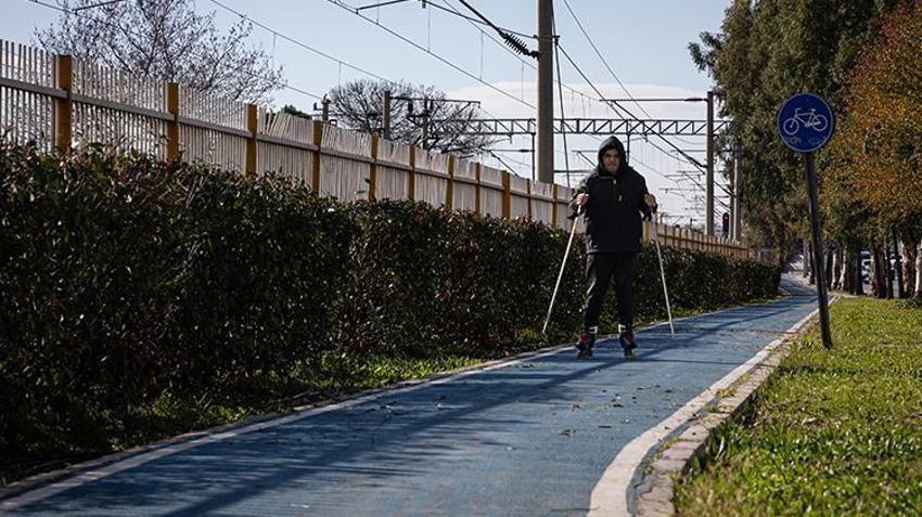 İzmir'de kayak sporcusunun antrenmanı 'düşük bütçeli kış tatili' diye paylaşılmıştı! Olayın arkasında duygulandıran bir hikaye ortaya çıktı