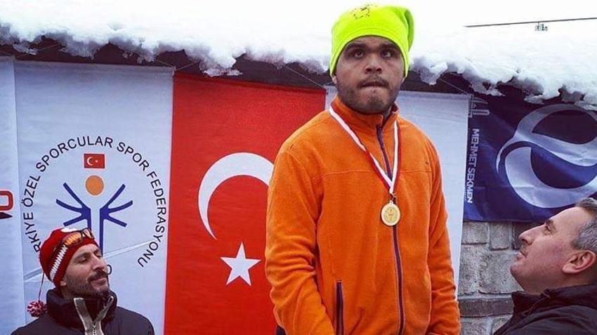 İzmir'de kayak sporcusunun antrenmanı 'düşük bütçeli kış tatili' diye paylaşılmıştı! Olayın arkasında duygulandıran bir hikaye ortaya çıktı