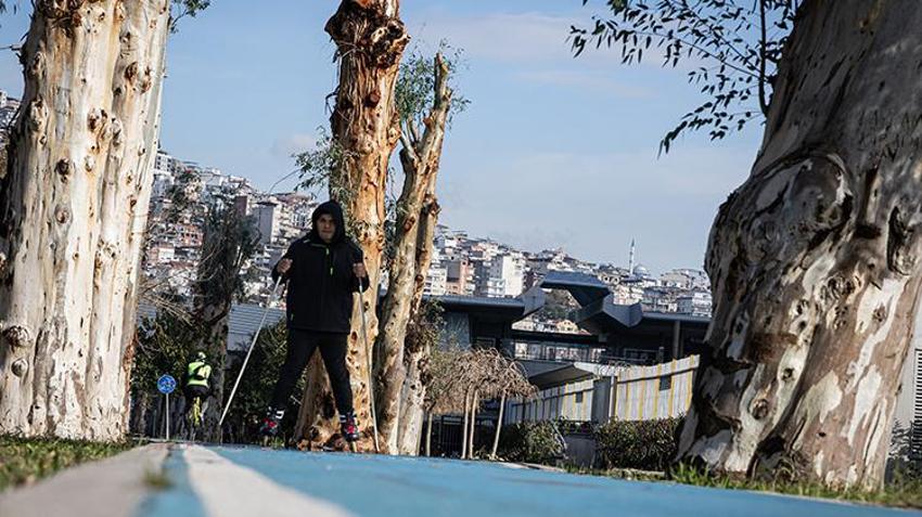 İzmir'de kayak sporcusunun antrenmanı 'düşük bütçeli kış tatili' diye paylaşılmıştı! Olayın arkasında duygulandıran bir hikaye ortaya çıktı