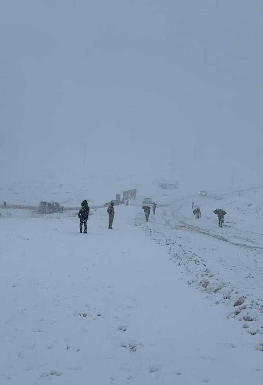 Kar yağışı başladı! Hayat resmen durdu, yollar kapandı, araçlar mahsur kaldı