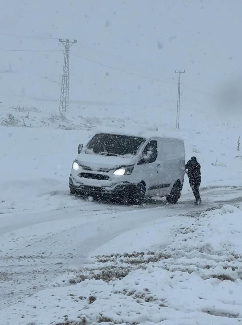 Kar yağışı başladı! Hayat resmen durdu, yollar kapandı, araçlar mahsur kaldı