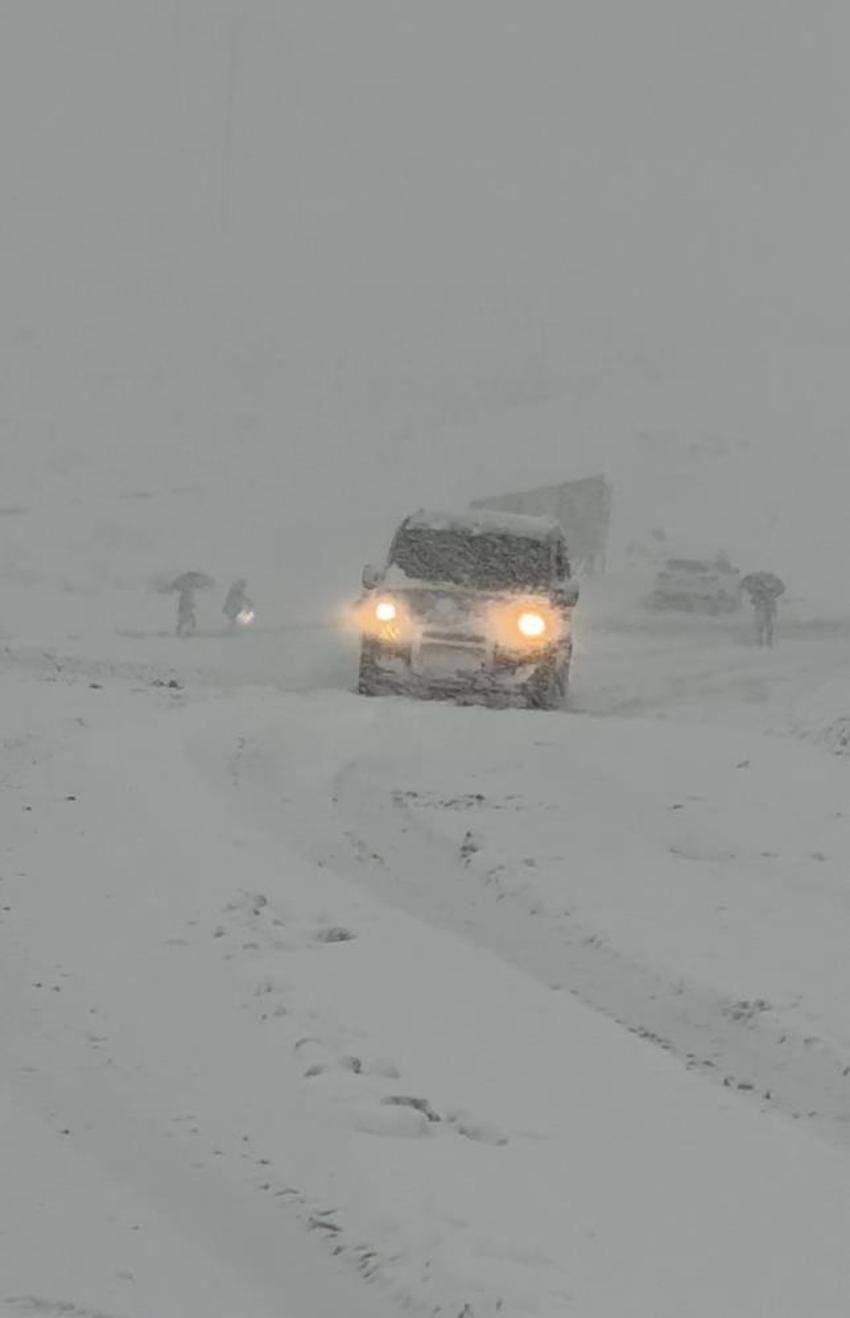 Kar yağışı başladı! Hayat resmen durdu, yollar kapandı, araçlar mahsur kaldı