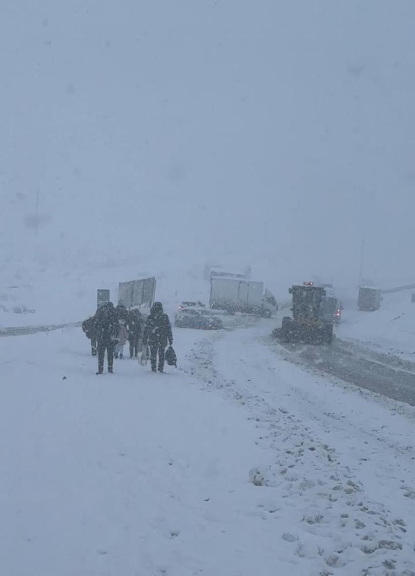 Kar yağışı başladı! Hayat resmen durdu, yollar kapandı, araçlar mahsur kaldı