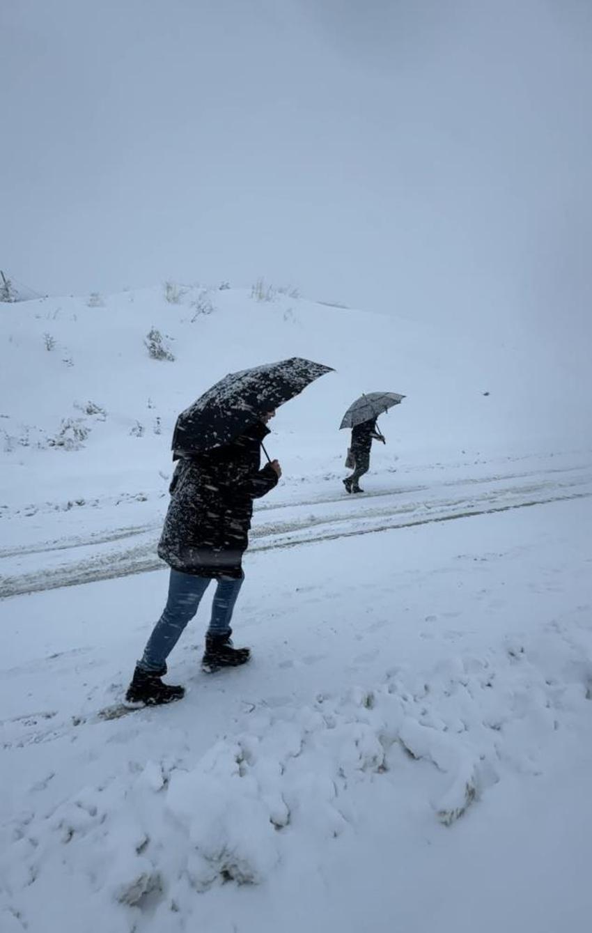 Kar yağışı başladı! Hayat resmen durdu, yollar kapandı, araçlar mahsur kaldı