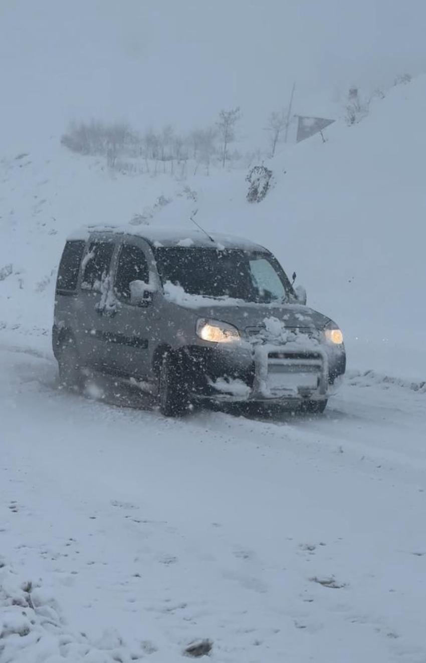 Kar yağışı başladı! Hayat resmen durdu, yollar kapandı, araçlar mahsur kaldı