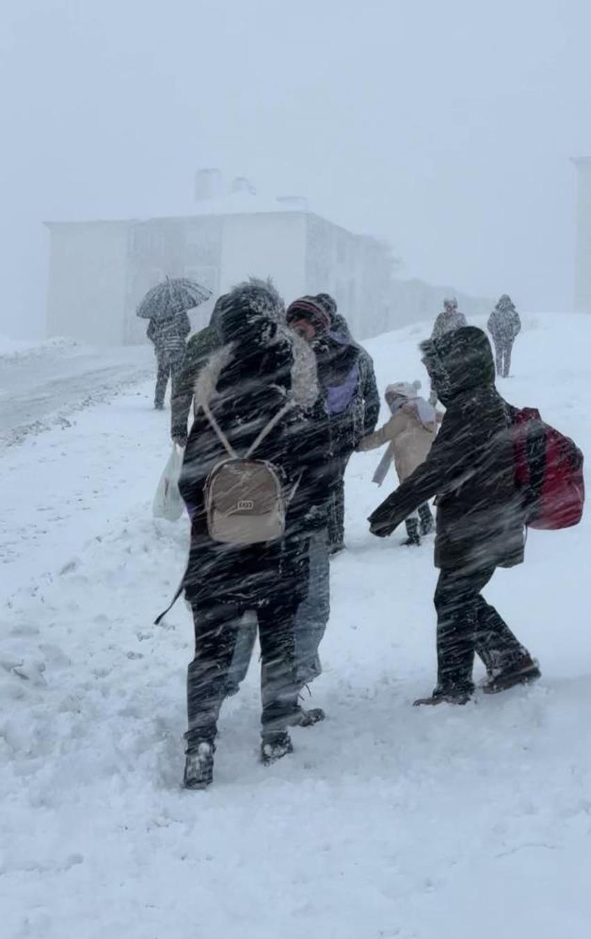 Kar yağışı başladı! Hayat resmen durdu, yollar kapandı, araçlar mahsur kaldı