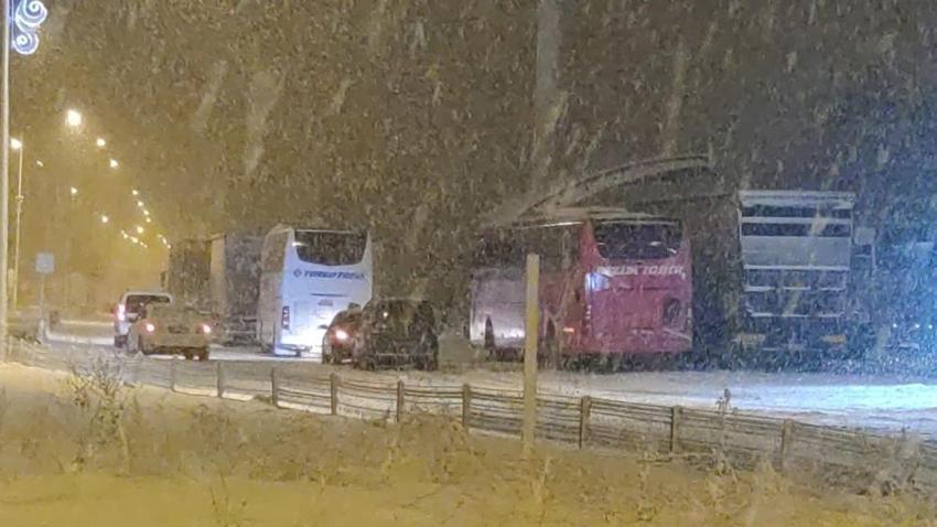 Kar yağışı başladı! Hayat resmen durdu, yollar kapandı, araçlar mahsur kaldı