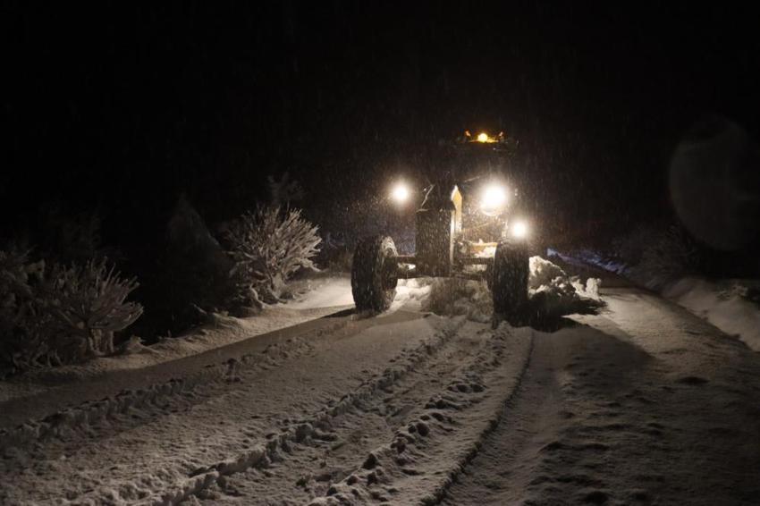 Kar yağışı başladı! Hayat resmen durdu, yollar kapandı, araçlar mahsur kaldı
