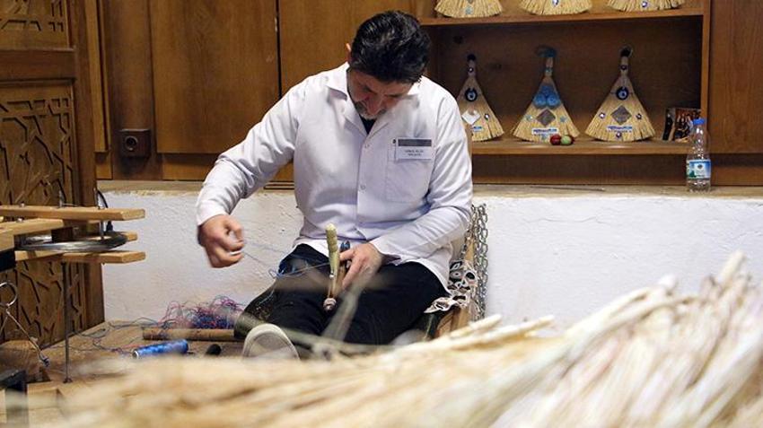 Unutulmaya yüz tutmuş mesleği yaşatıyorlar! Edirne'de kültürel miras taşıyıcıları aynalı süpürge geleneğini gelecek nesillere aktarmak istiyorlar