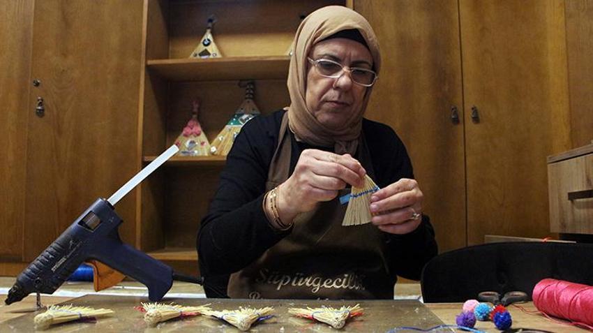 Unutulmaya yüz tutmuş mesleği yaşatıyorlar! Edirne'de kültürel miras taşıyıcıları aynalı süpürge geleneğini gelecek nesillere aktarmak istiyorlar