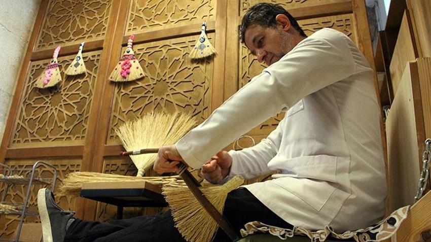 Unutulmaya yüz tutmuş mesleği yaşatıyorlar! Edirne'de kültürel miras taşıyıcıları aynalı süpürge geleneğini gelecek nesillere aktarmak istiyorlar