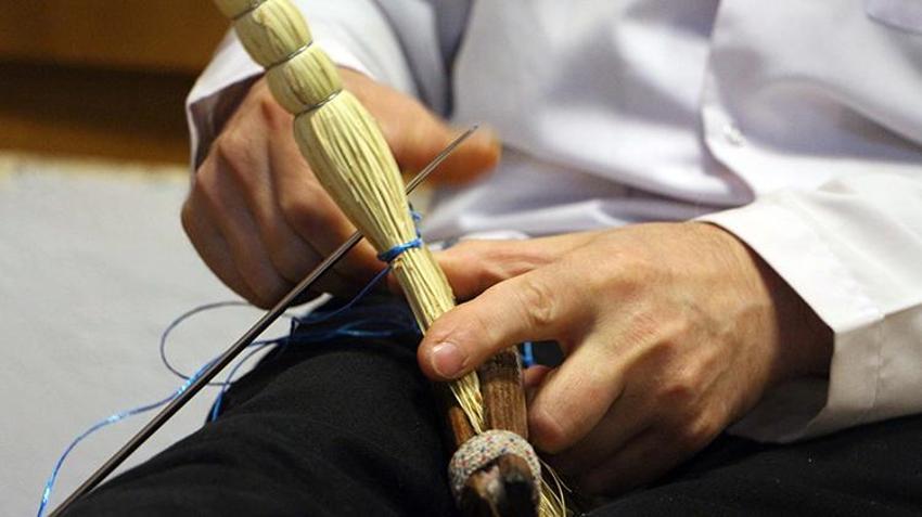 Unutulmaya yüz tutmuş mesleği yaşatıyorlar! Edirne'de kültürel miras taşıyıcıları aynalı süpürge geleneğini gelecek nesillere aktarmak istiyorlar