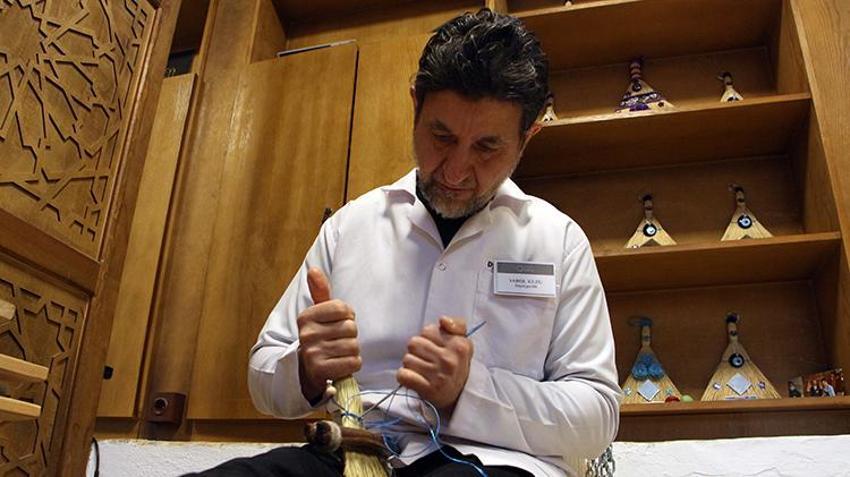 Unutulmaya yüz tutmuş mesleği yaşatıyorlar! Edirne'de kültürel miras taşıyıcıları aynalı süpürge geleneğini gelecek nesillere aktarmak istiyorlar