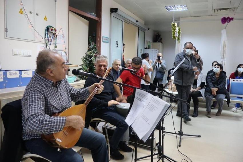 Sağlık çalışanlarından kanser hastalarına moral konseri