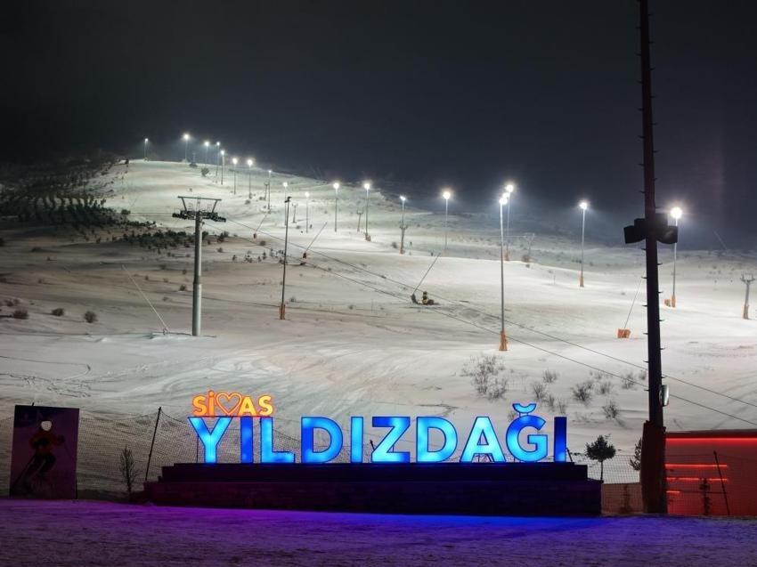 Karanlıkta beyaz yolculuk: Yıldız Dağı Kayak Merkezi'nde gece kayağı keyfi