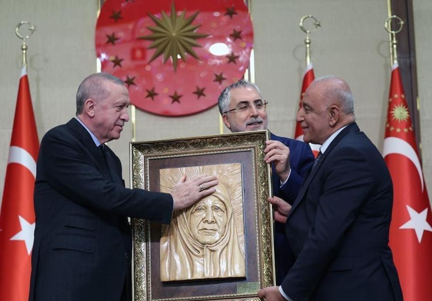 Cumhurbaşkanı Erdoğan bir tek o hediyeyi kabul etti! Behzat usta 56 yıldır ahşaba şekil veriyor