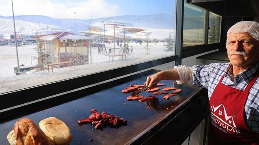 Kahramanmaraş'ta vatandaşlar kaymak için Ahır Dağı'na akın etti