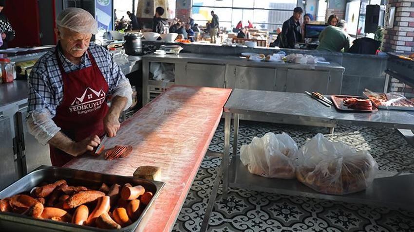 Kahramanmaraş'ta vatandaşlar kaymak için Ahır Dağı'na akın etti
