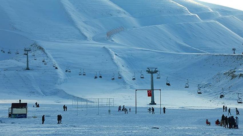 Kahramanmaraş'ta vatandaşlar kaymak için Ahır Dağı'na akın etti