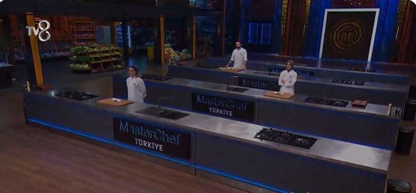 Masterchef'te ilk 4'e kalan üçüncü isim belli oldu! Yarışmacının sunum anında talihsiz hatası