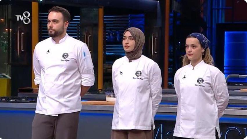 Masterchef'te ilk 4'e kalan üçüncü isim belli oldu! Yarışmacının sunum anında talihsiz hatası
