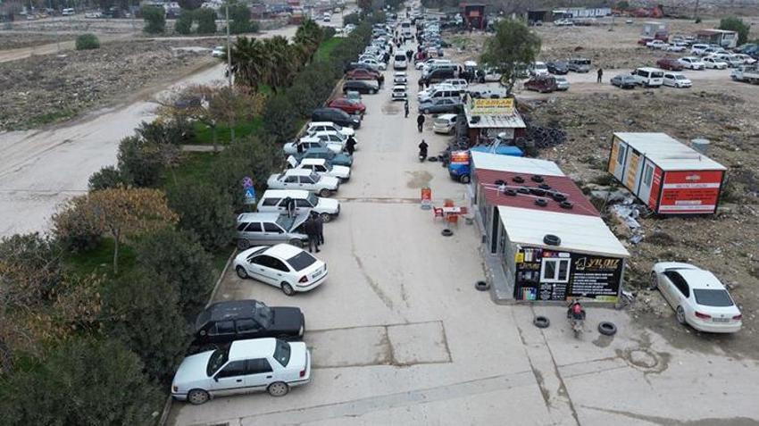 Suriyeliler araba pazarlarına akın etti! Araçlarını düşük fiyattan satıyorlar