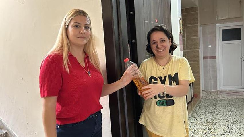 Hatay'da mahallenin muhtarı kapı kapı dolaşıp atık yağları topluyor