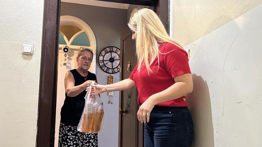 Hatay'da mahallenin muhtarı kapı kapı dolaşıp atık yağları topluyor