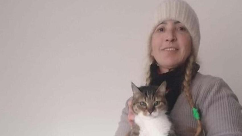 İzmir'de bir kadın ikinci el eşya satarak sokak hayvanlarına mama alıyor