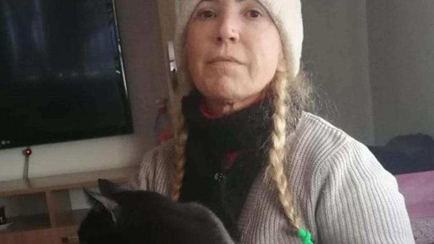 İzmir'de bir kadın ikinci el eşya satarak sokak hayvanlarına mama alıyor