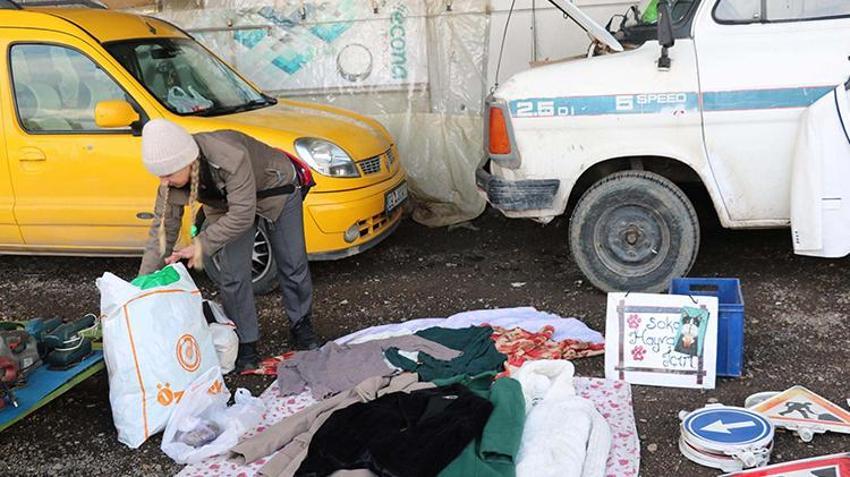 İzmir'de bir kadın ikinci el eşya satarak sokak hayvanlarına mama alıyor