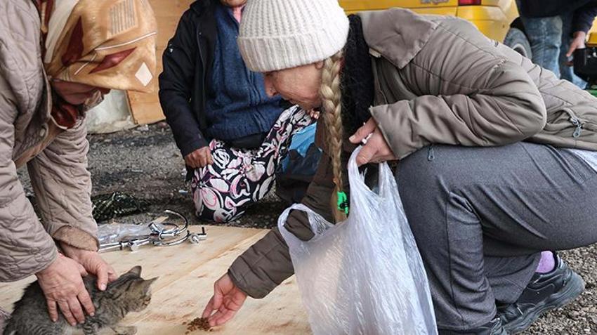 İzmir'de bir kadın ikinci el eşya satarak sokak hayvanlarına mama alıyor