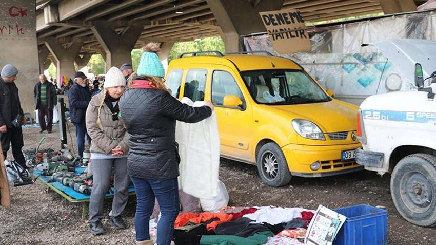 İzmir'de bir kadın ikinci el eşya satarak sokak hayvanlarına mama alıyor