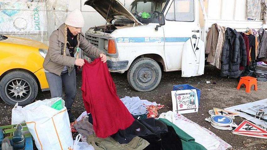 İzmir'de bir kadın ikinci el eşya satarak sokak hayvanlarına mama alıyor