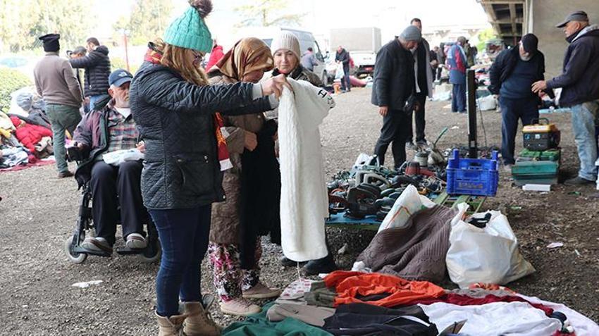 İzmir'de bir kadın ikinci el eşya satarak sokak hayvanlarına mama alıyor