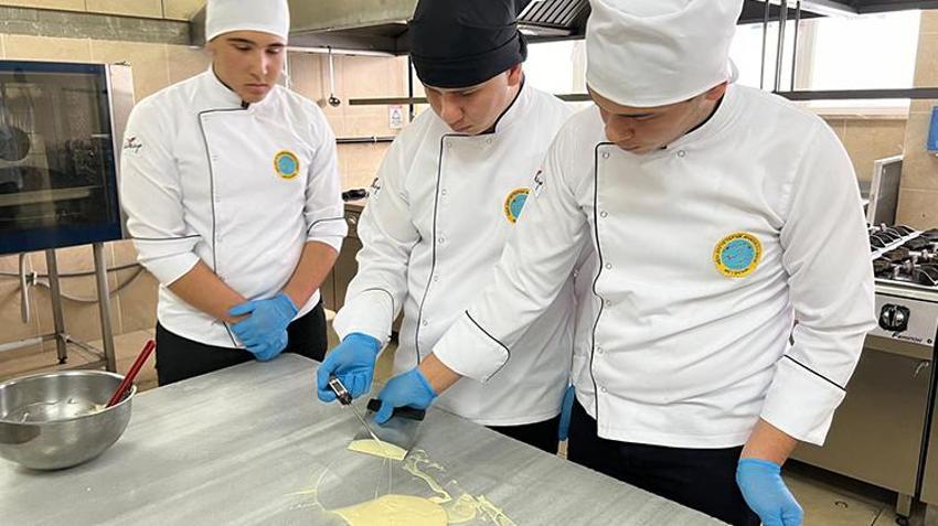 Nevşehir'de liseli öğrenciler coğrafi işaretli ürünlerle 'Kapadokya çikolatası' üretti