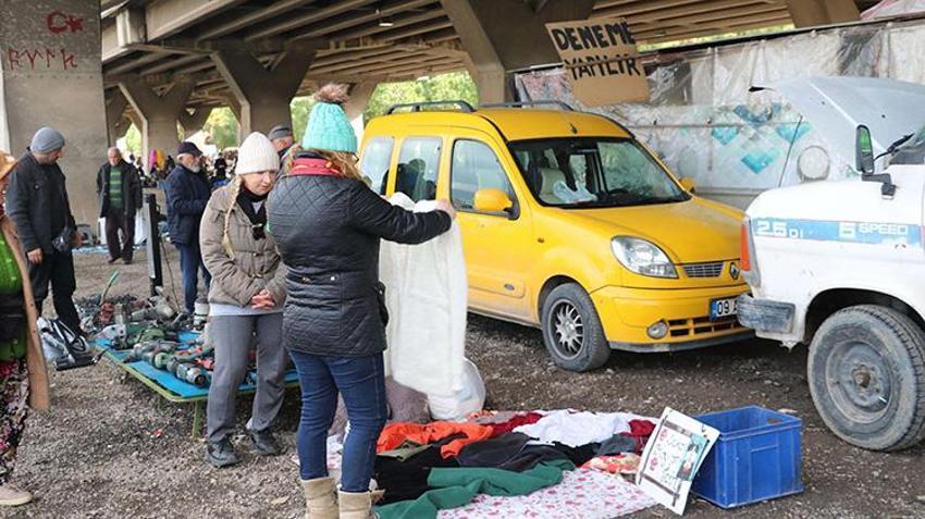 18 yıl önce kızının eve getirdiği yavru kedi hayatını değiştirdi: Sokaktaki canlar için ikinci el eşya satıyor