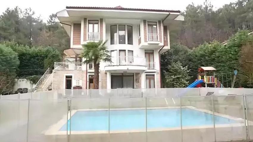 Ünlü sanatçının 4 katlı 5 odalı muhteşem villası! Çocuk parkı ve yüzme havuzu da var 