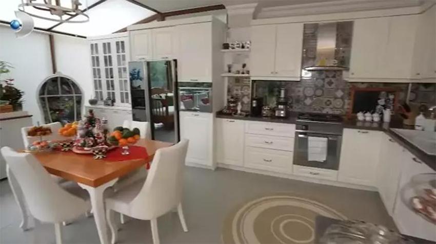 Ünlü sanatçının 4 katlı 5 odalı muhteşem villası! Çocuk parkı ve yüzme havuzu da var 